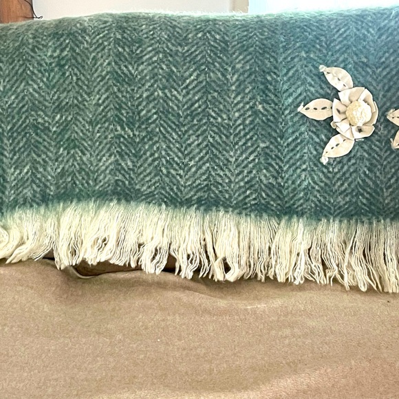 Super soft, beautiful green throw cover! - Picture 5 of 8